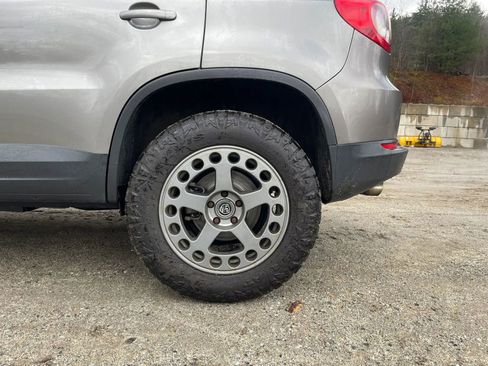 Used 2009 Volkswagen Tiguan SE image 32