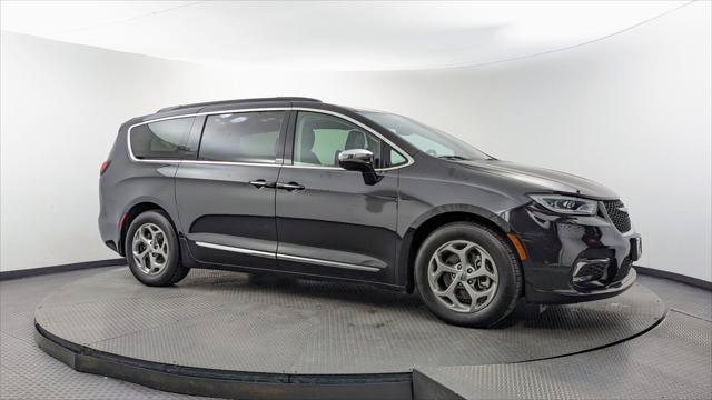 Used 2023 Chrysler Pacifica Limited FWD image 11