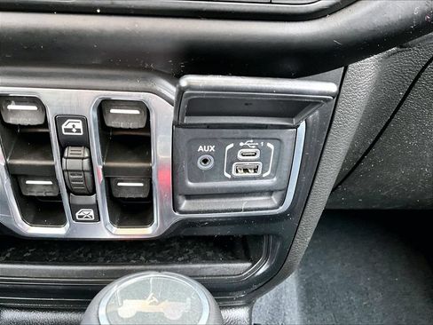 Used 2023 Jeep Wrangler Unlimited Sahara w/ Cold Weather Group AWD/4WD image 21
