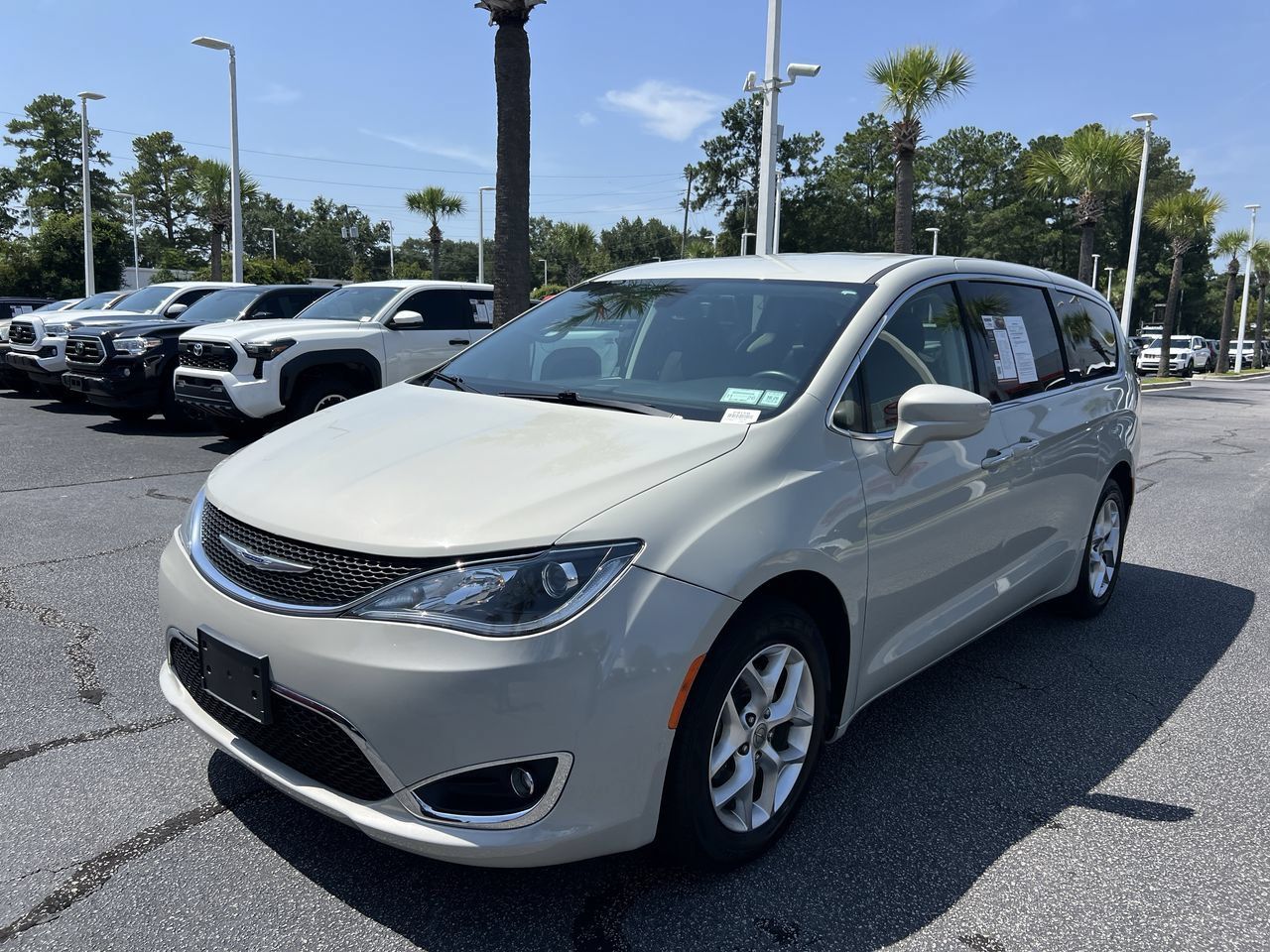 Used 2020 Chrysler Pacifica Touring w/ Tire & Wheel Group FWD image 5