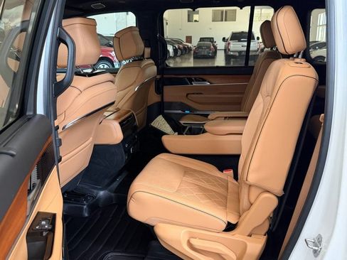Used 2022 Jeep Grand Wagoneer Series III AWD/4WD image 19