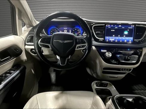 Used 2021 Chrysler Pacifica Touring-L FWD image 8