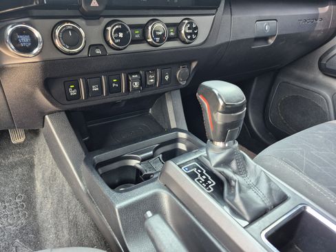 Used 2018 Toyota Tacoma TRD Off-Road w/ Technology Package AWD/4WD image 12