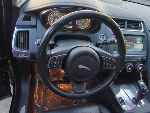 Used 2018 Jaguar E-PACE SE image 10