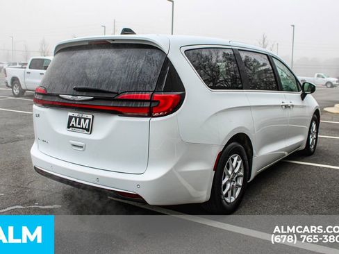 Used 2023 Chrysler Pacifica Touring-L image 6