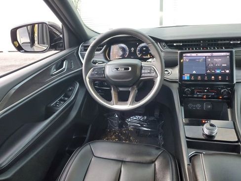 Used 2025 Jeep Grand Cherokee Limited image 12