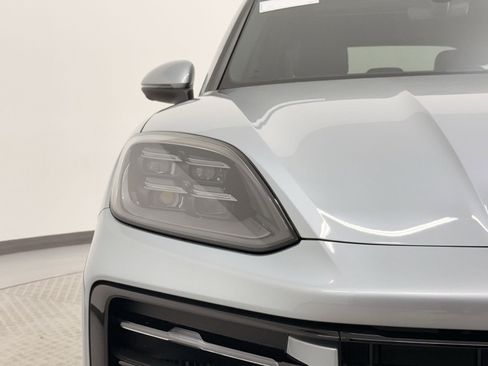 Used 2025 Porsche Cayenne AWD/4WD image 12