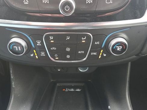 Used 2022 Chevrolet Traverse LT image 36