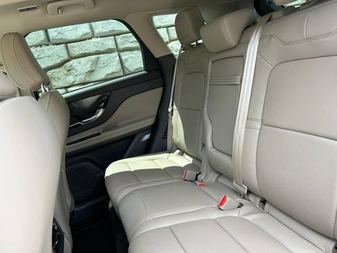 Used 2022 Lincoln Corsair AWD w/ Premium Package image 9