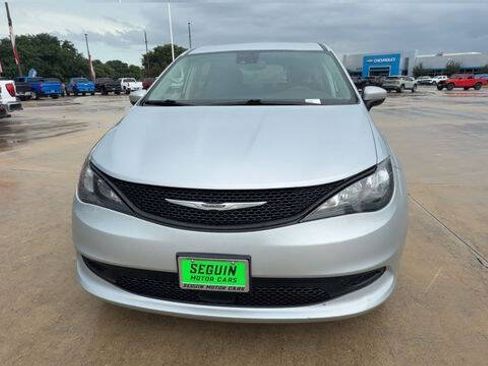 Used 2023 Chrysler Voyager LX FWD image 3