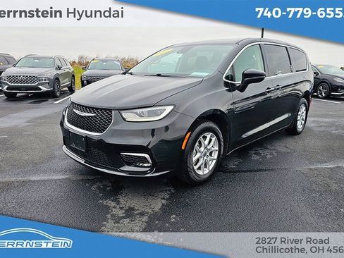 Used 2023 Chrysler Pacifica Touring-L image 3