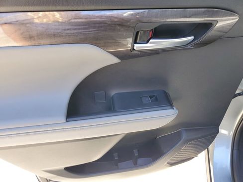 Used 2024 Toyota Highlander Limited image 20