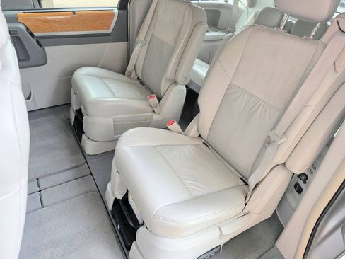Used 2008 Chrysler Town & Country Limited w/ Entertainment Group #3 FWD image 3