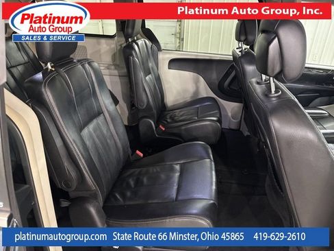 Used 2013 Chrysler Town & Country Touring image 34
