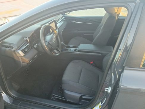 Used 2025 Toyota Camry LE image 3