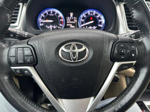 Used 2015 Toyota Highlander Limited w/ Driver Technology Package AWD/4WD image 39