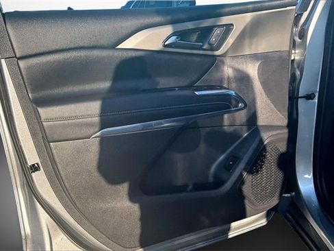 Used 2025 Chevrolet Traverse LT image 16