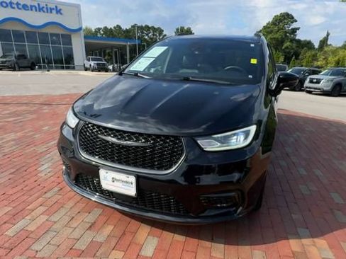 Used 2025 Chrysler Pacifica Limited FWD image 6