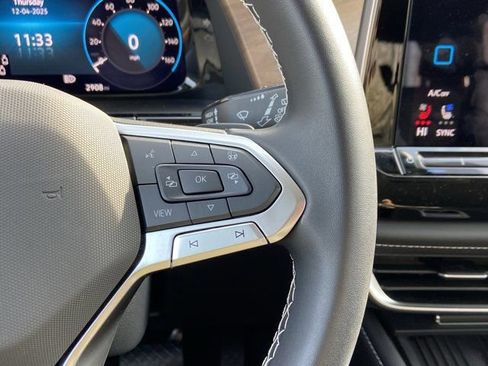 Used 2025 Volkswagen Atlas SE image 19