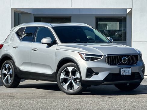 Certified 2023 Volvo XC40 B5 Plus w/ Protection Package Premier image 2