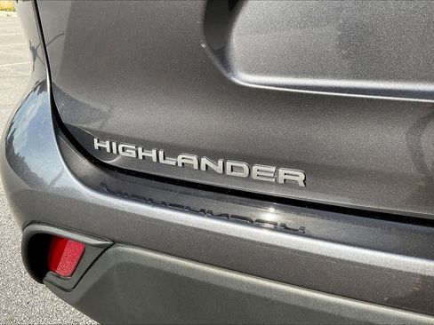 Used 2024 Toyota Highlander XLE FWD image 31