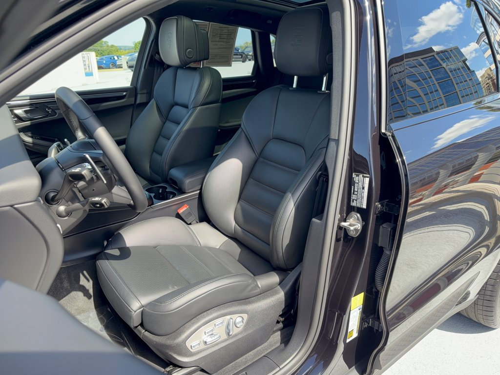 Certified 2026 Porsche Macan AWD/4WD image 5