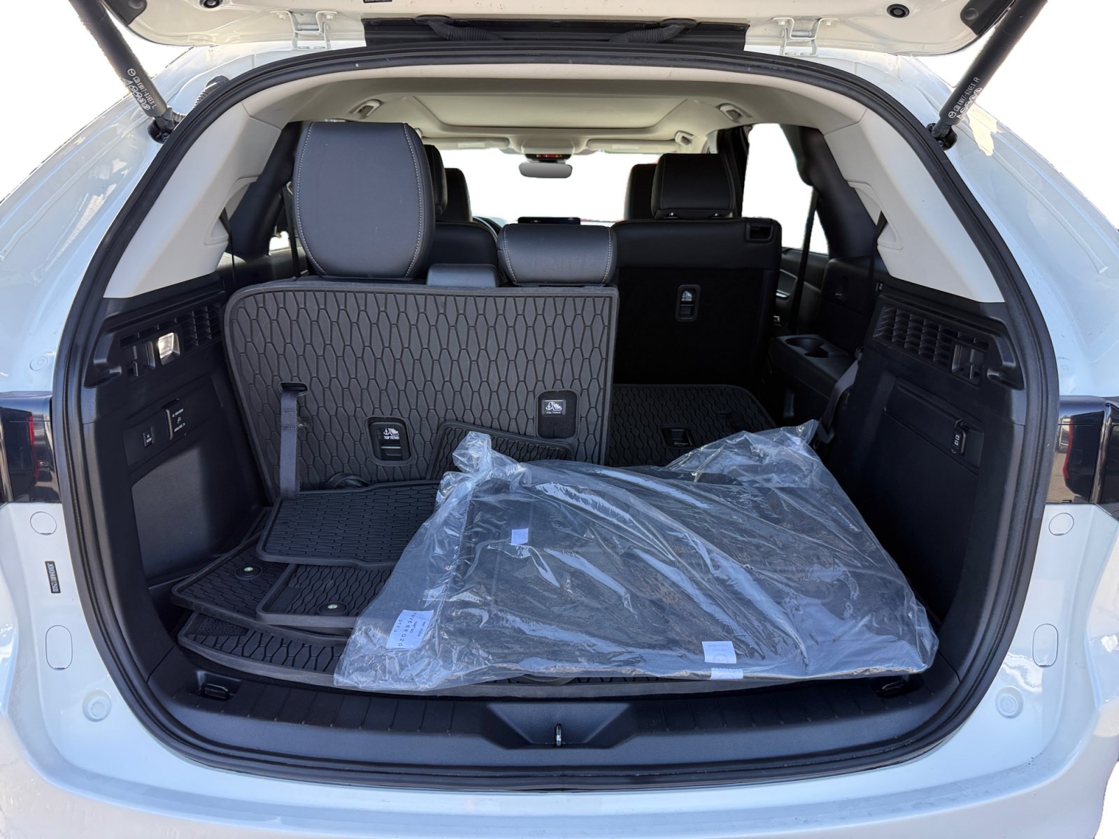 Certified 2024 MAZDA CX-90 Plug-In Hybrid w/ Premium Pkg AWD/4WD image 17