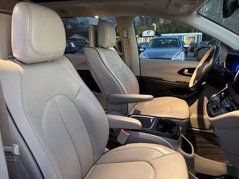 Used 2017 Chrysler Pacifica Limited w/ UConnect Theater Package image 16