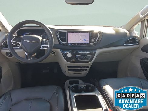 Used 2022 Chrysler Pacifica Touring-L image 27