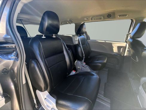 Used 2019 Toyota Sienna XLE image 27