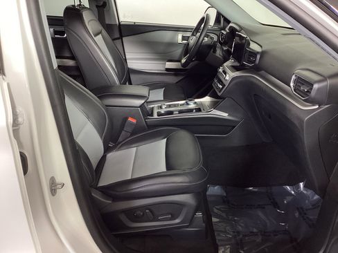Used 2023 Ford Explorer XLT w/ Equipment Group 202A AWD/4WD image 9
