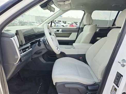 Used 2025 Hyundai Santa Fe SE FWD image 8