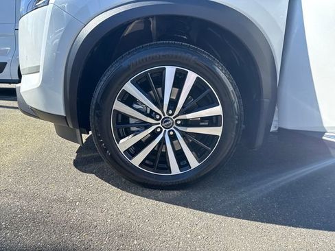 Used 2025 Nissan Pathfinder Platinum w/ Black Appearance Package AWD/4WD image 30