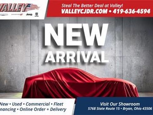 Used 2018 Chrysler Pacifica Touring Plus w/ Tire & Wheel Group FWD image 1