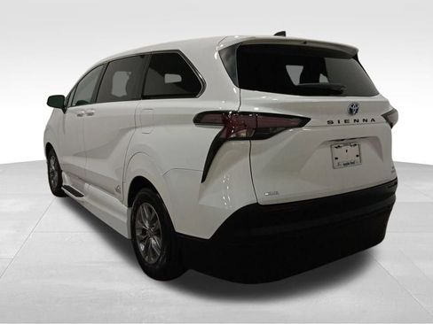 Used 2023 Toyota Sienna LE image 3