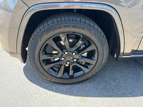 Used 2017 Jeep Grand Cherokee Altitude RWD image 41