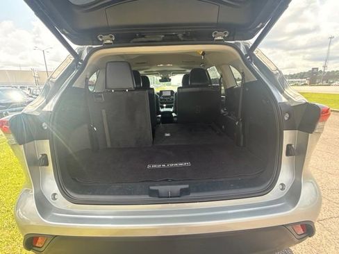 Used 2023 Toyota Highlander XLE AWD/4WD image 8