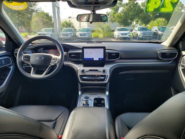 Used 2024 Ford Explorer XLT w/ Equipment Group 202A RWD image 2