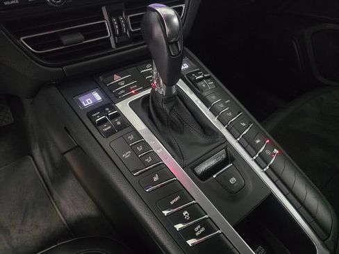 Used 2021 Porsche Macan AWD/4WD image 16