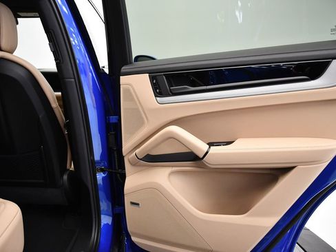 Used 2025 Porsche Cayenne S image 49