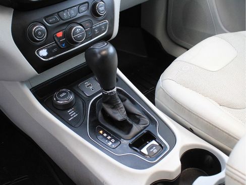 Used 2019 Jeep Cherokee Limited AWD/4WD image 23