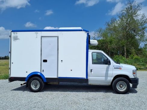 Used 2023 Ford E-350 and Econoline 350 Super Duty w/ Power Windows & Locks Group RWD image 4