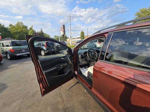 Used 2018 Ford Escape SEL w/ SEL Sport Appearance Package FWD image 17