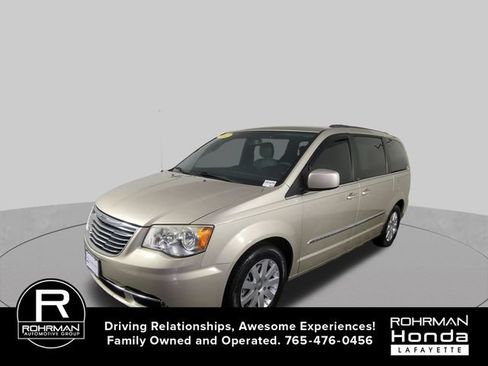 Used 2013 Chrysler Town & Country Touring FWD image 1