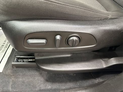 Used 2023 Chevrolet Traverse LT image 40