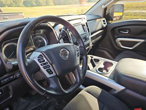 Used 2019 Nissan Titan SV w/ SV Convenience Package image 10