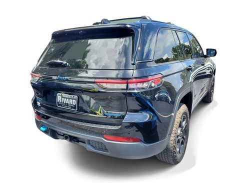 Used 2022 Jeep Grand Cherokee Trailhawk w/ Advanced Protech Group II AWD/4WD image 4