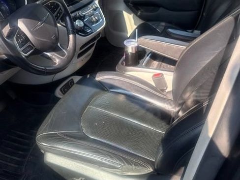 Used 2018 Chrysler Pacifica Touring-L w/ Advanced Safetytec Group FWD image 11