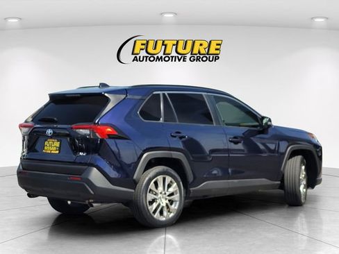 Used 2020 Toyota RAV4 XLE Premium image 4