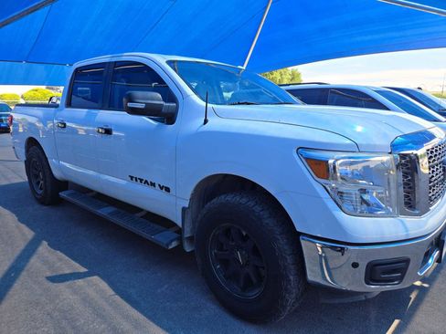 Used 2018 Nissan Titan SV w/ SV Convenience Package image 2